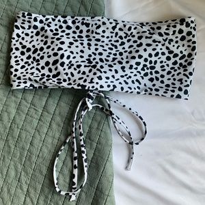 Black and white spotted strapless swimsuit bikini top.